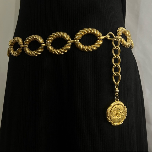 CHANEL 1980s Textured Medallion Logo Belt – Rare Collector’s Piece - Picture 1 of 13